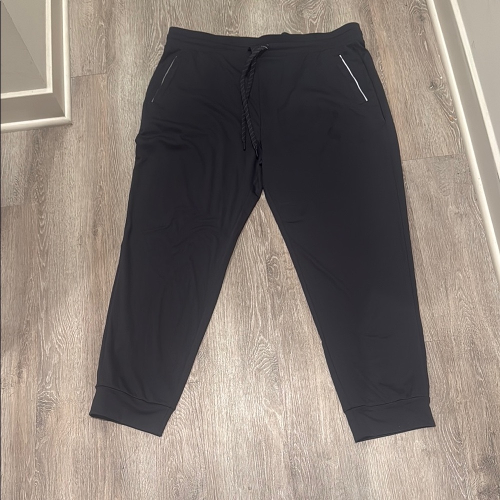 32 Degrees Black Sweatpants with Elastic Waistband and Tapered Fit